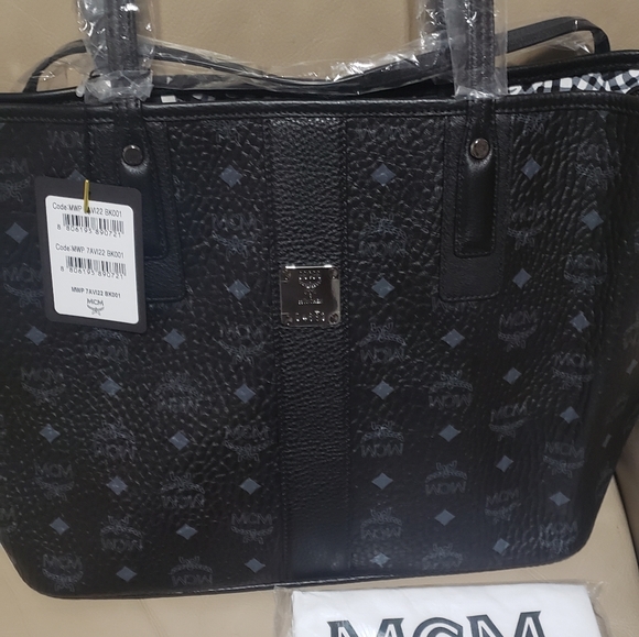 MCM Liz Reversible Medium Tote-Reversible to Geometric Pattern on Inside - Picture 5 of 12